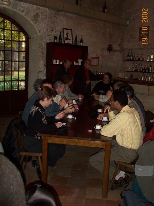 Votre animateur discutant avec son public autour d’uncafé à l’Hostellerie de l’Evéché à Alet Les Bains (Tel : 0468699025).